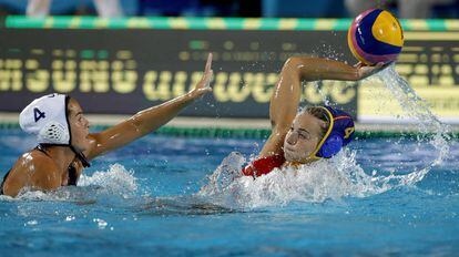 Bea Ortiz intenta lanzar ante Fattal.