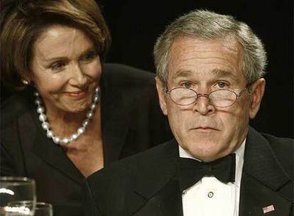 George W. Bush y la presidenta de la Cámara de Representantes, Nancy Pelosi, durante una cena con la prensa en Washington.