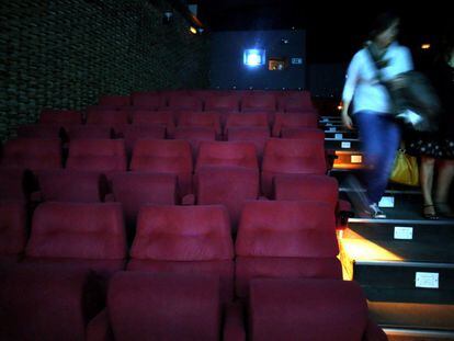 Unas espectadoras salen de una de las cuatro salas de los cine Renoir de Cuatro Caminos en septiembre de 2013.