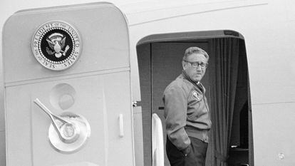 Dr. Henry A. Kissinger, presidential national security adviser, waits at the door of Air Force One to accompany the president to Walla Walla, Wash., from Portland, Ore., on Sept. 27, 1971.  (AP Photo)