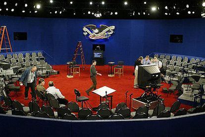 Preparativos en la sala donde se celebrará el debate de esta noche entre Bush y Kerry en San Luis.