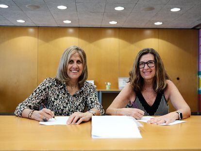 Núria Cabutí y Blanca Rosa Roca en el momento de la firma del acuerdo de adquisición de Roca por Penguin Random House