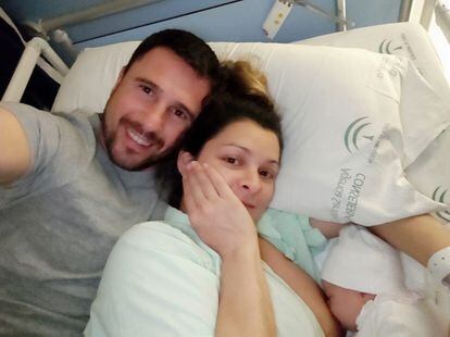Alba Caballero y sus padres, en el hospital de Marbella.