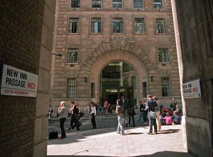 La London School of Economics muestra en uno de sus edificios  las fotografías de los 15 premios Nobel que han pasado por sus aulas.