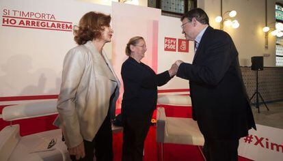 Ximo Puig, con Carmen Alborch y Amelia Valc&aacute;rcel, durante el acto del PSPV-PSOE.