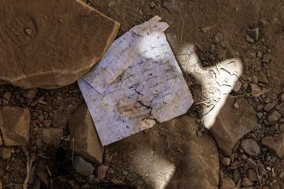 Una hoja de un cuaderno con ejercicios de caligrafía, entre los escombros de Amndar. Las escuelas del valle han quedado inservibles. 
