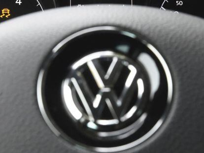 El s&iacute;mbolo de Volkswagen en el volante de un Golf en Leipzig (Alemania).
