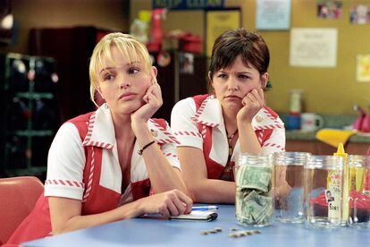Kate Bosworth y Ginnifer Goodwin, muy aburridas en un fotograma de la película ‘Una cita con tu ídolo’ (2004).