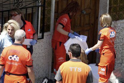 Los servicios sanitarios andaluces trasladan el cadáver de la víctima.