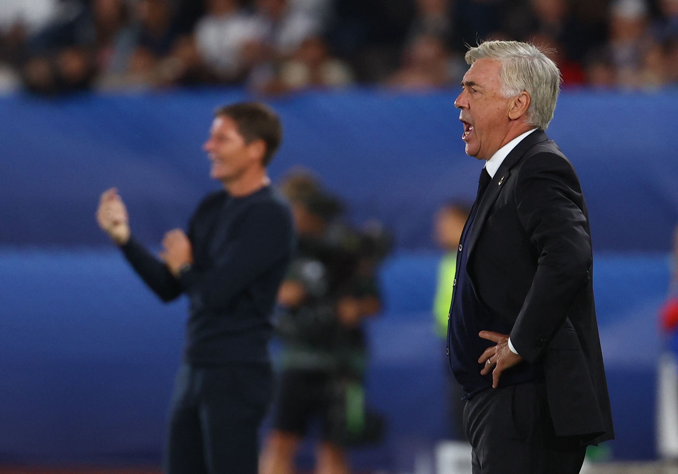 El entrenador del Real Madrid, Carlo Ancelotti, da instrucciones a sus jugadores durante el encuentro.
