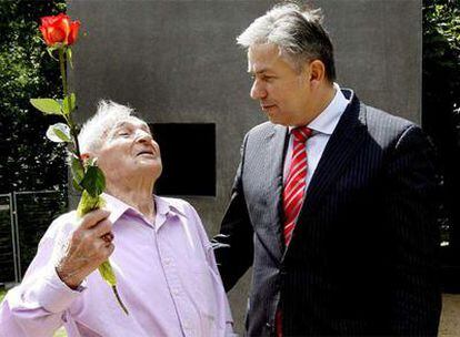 Rudolf Bradza (izquierda) y el alcalde de Berlín, Klaus Wowereit, en el homenaje a las víctimas gays del nazismo.