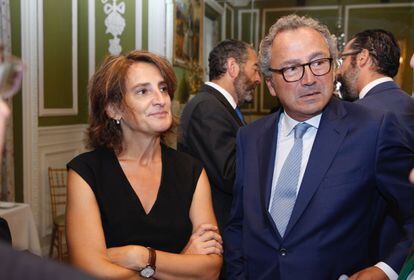 La ministra de Transición Ecológica, Teresa Ribera, junto con Manuel Polanco, presidente de Grupo PRISA.