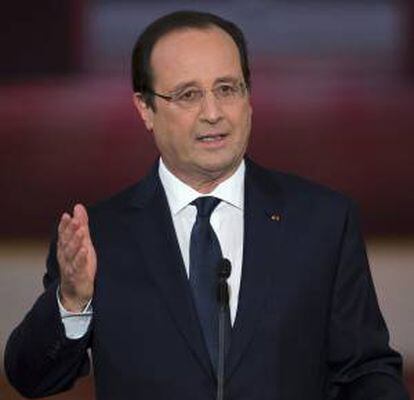 El presidente francés François Hollande comparió hoy en una rueda de prensa en París, Francia, para precisar sus planes económicos.