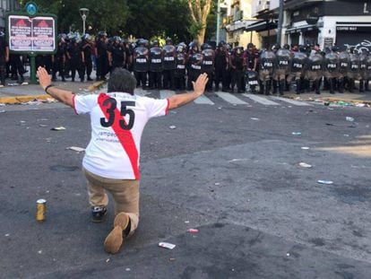 Un aficionado de River, frente a la policía. 