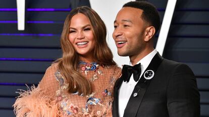Chrissy Teigen y John Legend en la fiesta de Vanity Fair de los Oscar 2019, en California.