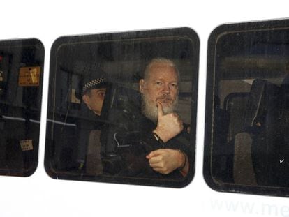 Julian Assange, fundador de WikiLeaks, tras ser detenido por la policía en la Embajada de Ecuador en Londres el pasado 11 de abril.