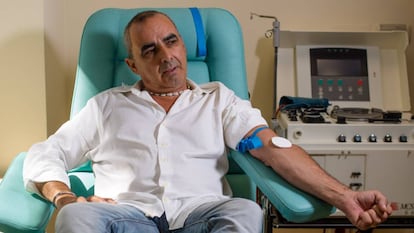 Enrique Francisco Ojea, el mayor donante de sangre de España, antes de una donación en el Centro de Transfusión Sanguínea de Granada este agosto. En vídeo, reportaje sobre su historia.