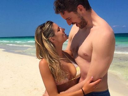 Pau Gasol y Catherine McDonnell, su pareja, en una playa de México. Instagram