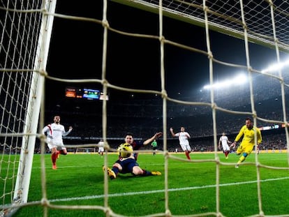 Messi se lanza al suelo despu&eacute;s del centro de Neymar y, con la derecha, alcanza el bal&oacute;n y el registro hist&oacute;rico de Telmo Zarra.