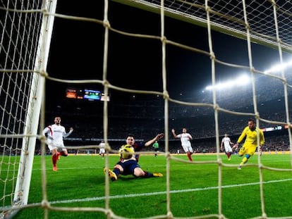 Messi se lanza al suelo después del centro de Neymar y, con la derecha, alcanza el balón y el registro histórico de Telmo Zarra.