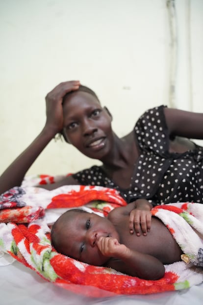 Nyaliep y su hija Nyalat, fotografiadas en la sala durante una visita para una consulta de atención posnatal. Nyalat, que significa "lunes", había nacido en el hospital de Ulang un mes antes.