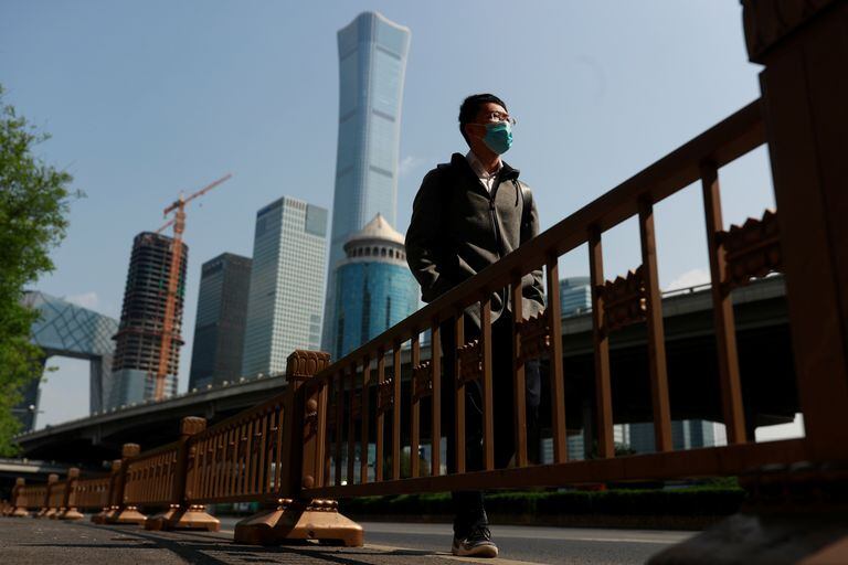 Un hombre, con mascarilla, camina por Beijing, China, este viernes.