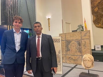El arqueólogo Morgan Belzic y el director de museos libios, Mohamed Alfaloos.