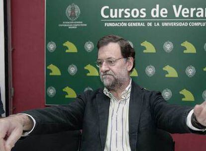 El presidente del PP, Mariano Rajoy, momentos antes de pronunciar hoy una conferencia en los cursos de verano de San Lorenzo de El Escorial.