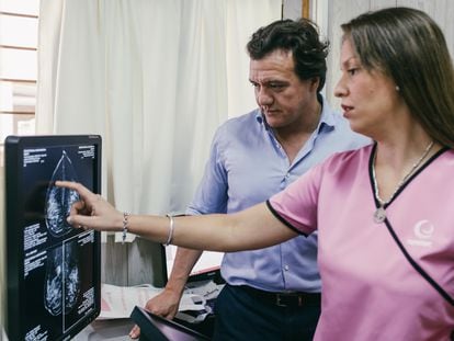 Guillermo Pepe, gerente de la red de telerradiología Mamotest, en uno de los centros de diagnóstico de Corrientes, al norte de Argentina.