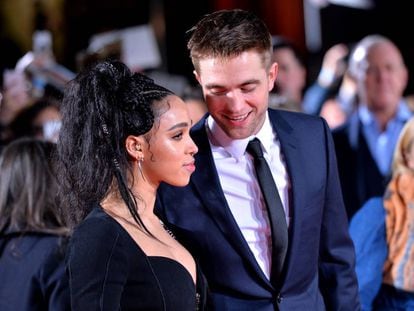 FKA Twigs y Robert Pattinson, en un estreno en Londres el pasado febrero.