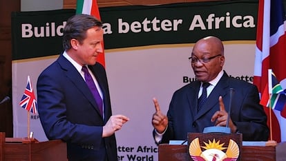 El ex primer ministro británico David Cameron discute con el presidente sudafricano Jacob Zuma durante su viaje a varios países africanos en 2011 / Frans Sello waga Machate