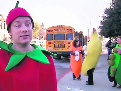 El chef Jamie Oliver, disfrazado de tomate en un programa especial para promover la alimentaci&oacute;n sana en las escuelas de Los &Aacute;ngeles.