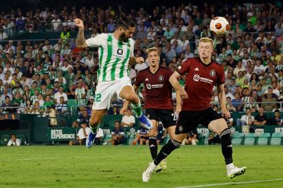 Isco remata de cabeza para hacer el gol del triunfo del Betis ante el Sparta.