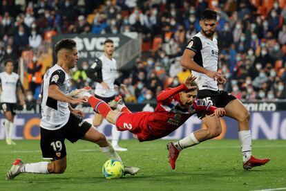 Hugo Duro comete penalti ante Jofre Carreras, este viernes en Mestalla.