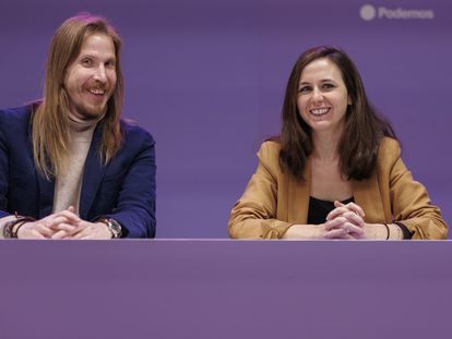 La líder de Podemos, Ione Belarra, junto al nuevo secretario de Organización, Pablo Fernández, este viernes en la reunión del CCE en Madrid.