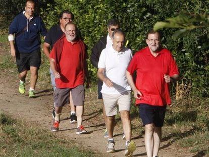 Mariano Rajoy, seguido del marido de Ana Pastor, José Benito Suárez (segundo por la derecha) y otros amigos, este sábado.