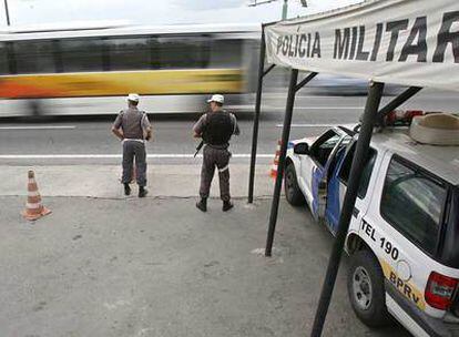 Dos policías brasileños vigilan la Línea Roja, una de las principales carreteras de Río de Janeiro.