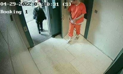 Captura de vídeo en que se ve al preso Casey White seguir a la funcionaria de prisiones Vicky White en su salida de prisión.
