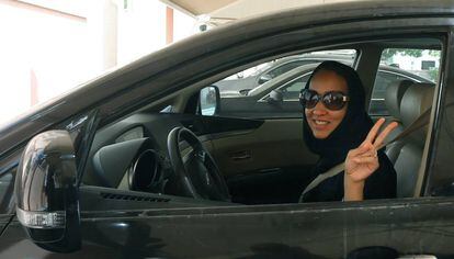 La activista saud&iacute; Manal Al Sharif hace el signo de la victoria mientras conduce. 