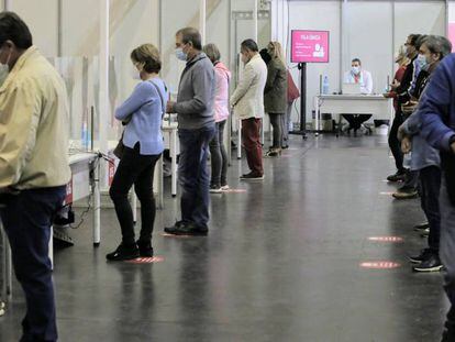 Varias personas esperan para ser vacunadas en el primer día de la vacunación masiva en la Comunidad Valenciana.