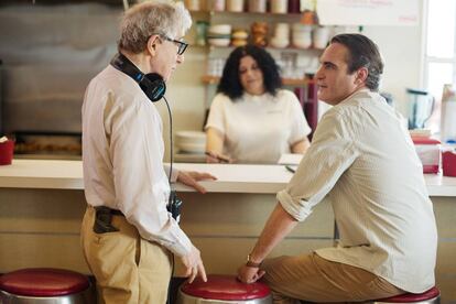 Woody Allen y Joaquin Phoenix durante el rodaje de 'Irrational man', película en la que el actor interpreta a un profesor universitario en horas bajas.