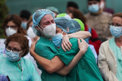 Trabajadoras del hospital Severo Ochoa de Leganés, el pasado 14 de abril, durante el homenaje a un compañero fallecido.