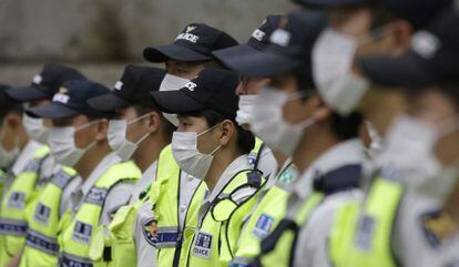 Varios policías surcoreanos, con mascarilla como precaución ante el MERS, este jueves en Seúl.