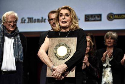 Catherine Deneuve recibe el premio Lumiere, en Lyon.