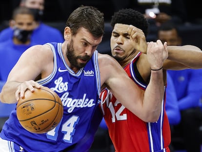 Marc Gasol intenta superar a Tobias Harris en un partido entre los Lakers y los Sixers,