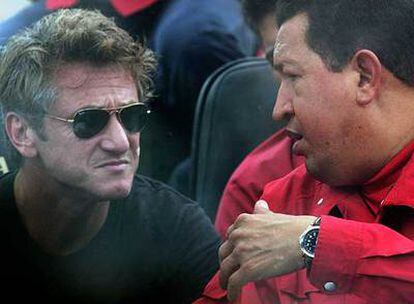 El actor estadounidense Sean Penn (izquierda) escucha al presidente venezolano, Hugo Chávez, que invitó a la estrella a pasar unos días en el país.
AP