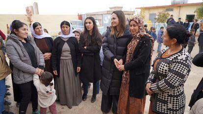 Angelina Jolie junto a la Premio Nobel de la Paz Nadia Murad en su visita a Sinjar (Irak), el 1 de febrero de 2023.