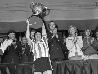 Dani levanta la Copa de 1984 ante Felipe González, el Príncipe, los Reyes y la infanta Cristina. EFE
