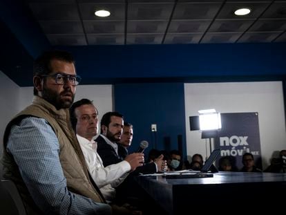 En primer plano Gabriel Solares, principal directivo de Querétaro, acompañado de Mikel Arriola, presidente de la Liga MX, Íñigo Riestra, secretario general de la Federación Mexicana de Fútbol y Adolfo Ríos, director deportivo de Gallos, durante una conferencia de prensa el 6 de marzo.