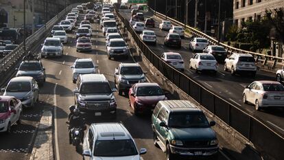Tráfico vehicular en el Viaducto Miguel Alemán.